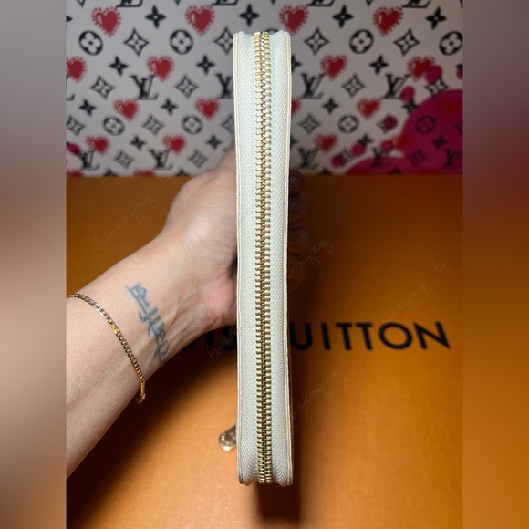 Like new! Zippy Wallet in azur - Picture 5 of 15